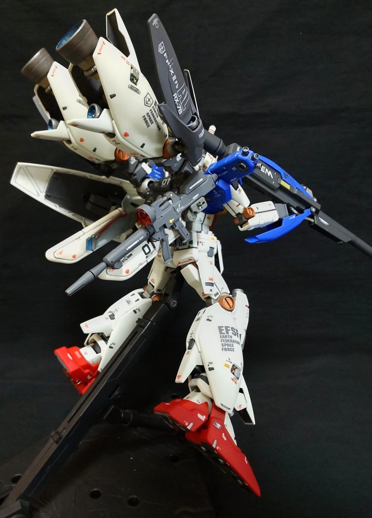 通常のビームライフルは、プロペラントタンクに横に懸架できます、これでロングビームライフルのエネルギーが切れても戦闘可能。やっぱり、バックショットの煽りのアングルがお気に入り😊。