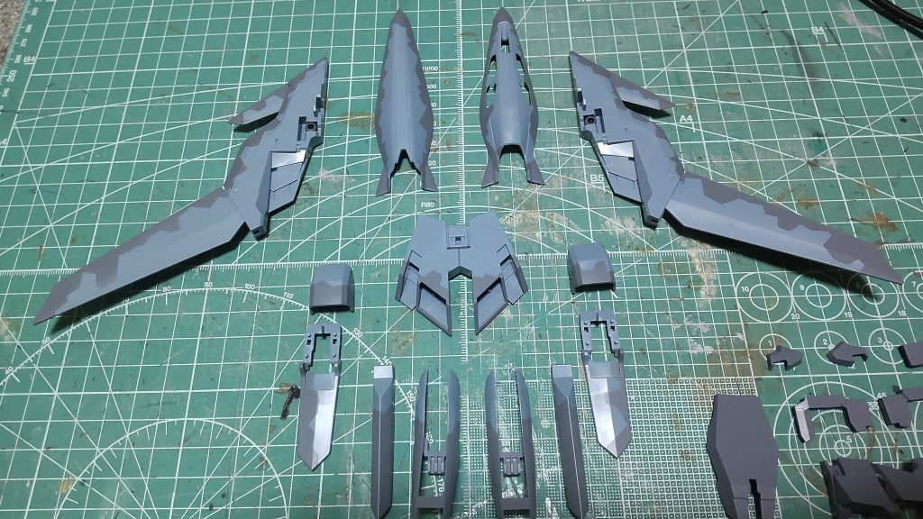 ウェイブライダー時に外側になる場所を中心にスプリッター迷彩してみました。