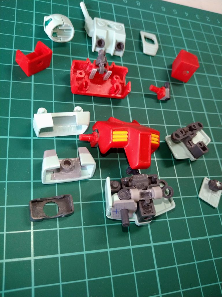 〘胴体〙の製作続きの続き…🤭〘腹の上パーツ〙〘腹の下パーツ〙を取り付けずに〘胴体の可動パーツ〙で〘胸パーツ〙と〘腰パーツ〙を接続した写真です😚…私、ポージングの際、意に反した所が動いたり必要以上にくねくねするのが苦手なので、この部分と肩の引き出し部分は若干《きつめ》の調整をしております😚