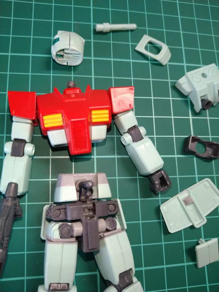 〘胴体の可動パーツ〙から〘胸パーツ〙を外し〘腹の下パーツ〙を取り付けた写真でございます😊この〘腹の下パーツ〙に接着したパイプの接続用の穴は〘腹の下パーツ〙の位置固定が目的できつくすると、可動に影響しますので、このダボ穴は若干《ゆるめ》の調整をしております😚..…………で…………この辺で私……大変な事に気が付きました……🧐ﾝ?!……この子…なぜか口の部分が少しヤスリで削られていて……😨ｴｯ!?…あわてて見た目素組みっぽくなるように修正…😕……何とかそれっぽく……ちょっぴり安心…🤭結果ほんの少しマスク部分が薄くなった様な気が致します………😱ｶﾞ~~~ﾝ.またまたショックを受けてしまいましたがもうこの形で進めるしかございませんので進めて行きます！😁☆《今回の目標》☆…🤭〘やや見た目は素組みっぽい動くやつ〜！😆〙.……確かそんな感じの目標だったと思う…🙄……うん！　順調でございます！😚...