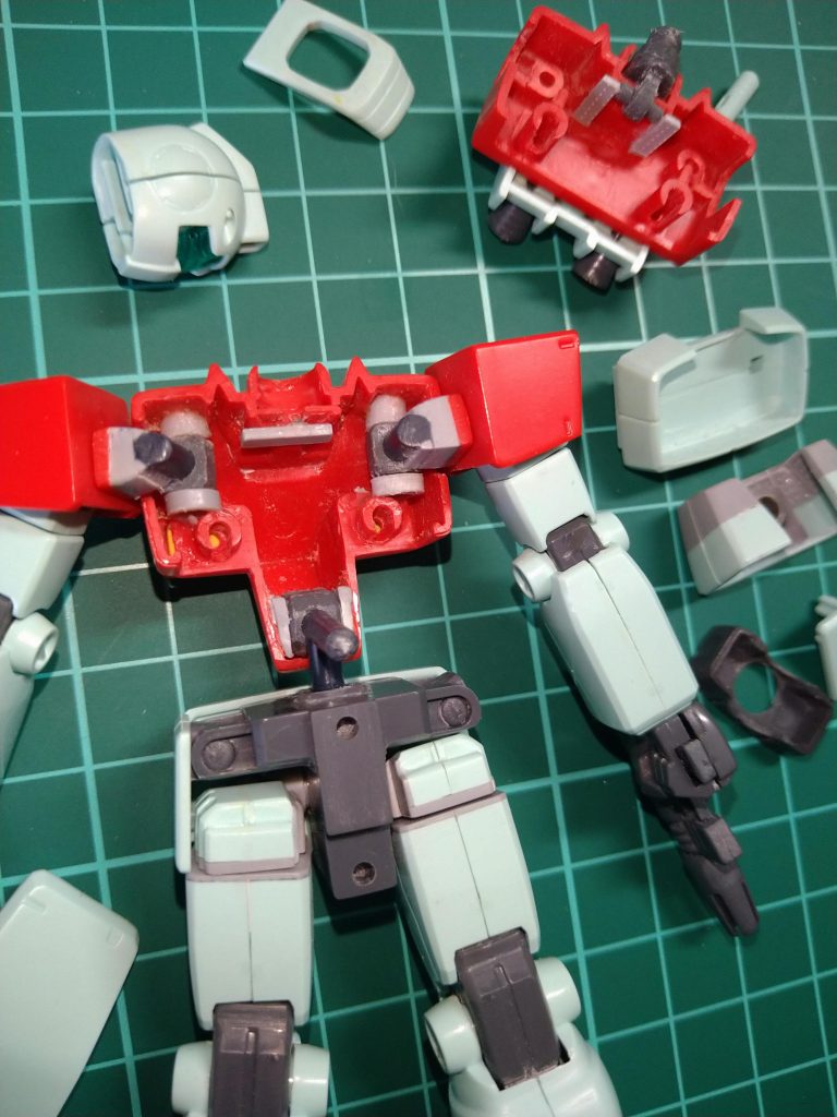 〘胴体〙の〘腹のパーツ上下〙を外し背中から見た写真でございます！😚〘胸パーツ前〙のダボ穴の一部を削って〘Ｃ形〙にしました…😁…後ハメ加工でございます！😚塗装後下から〈パチンッ！〉とはめ込みます！😁その〘Ｃ形〙のダボ穴の奥に黄色い点が見えます…〘胸ダクト〙のパーツの色です😁今回、制作中、イメージ付けやすいように…🤔妖怪パーツ隠しが現れないように…🤨はじめから取り付けて制作していますが、塗装等の時、いつでも取り外しできるようにあらかじめこの位置に穴を開けています😚取り外す時はこの穴に爪楊枝等を差し込みパーツを押し出し外します！😁.……と…ここで私また…😭今まで得に気にする事は無かったのですが頭部ゴーグルのクリアパーツの眉間の位置辺りにある《点》…どうしても気になってしまい…🧐…気になってしまったと言う事はやはり私……😭..色々考えました…🤔.色々考えた結果…少し強引な後ハメ加工する事にしました！🤭..