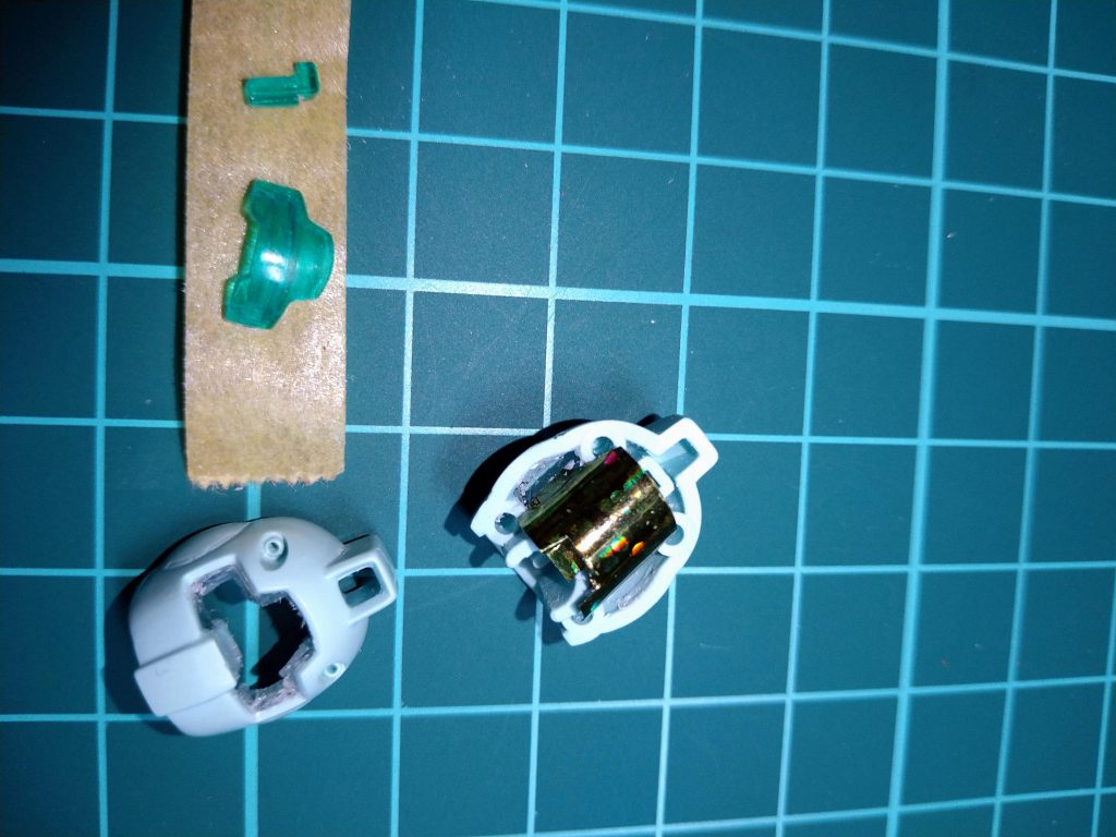 レジンがはみ出て見えるのですが…ゴーグルを収めたら全然目立つ事が無かったので〘少し強引な後ハメ加工〙はこの方法で完成！大成功でございます！🤩色々試したり考える時間はかかりましたが、製作プランが決まった後の製作自体はとても簡単で、繊細な作業も必要なく製作時間も１０分かからない位でできると思いましたので、今後のジム製作の定番工作にしようと思います！🤩ﾔｯﾀﾈ!これで顔の気になる〘点〙が消えました！😆見た目も良くなります！😆……今回の目標……😮…………見た目…………😨ﾝ?…………😱ｶﾞ~~~ﾝ.…でもカッコ良くなったから良いのです！😁.…と…言う事で……☆《今回の目標》☆……🤭〘離れて見たらやや素組みっぽい動くやつ〜！😆〙無事終了致しました！😚…楽しかった〜🤗途中、目標が都合よく変わったりしましたが冗談でございます！🤣ｽﾐﾏｾﾝ💦今回の目標の〘見た目素組みの動くやつ〙でのマイナスポイントは〘前肘〙と〘顔のマスク〙…これは仕方ない…けど…確認ミス…🥲と〘ゴーグル〙で自己採点〘８５点〙でございます😅少しビミョーな点数でございますが仕方がない…プロポーション確保は問題無く進められたのですが…ディテールも…となると、本当に難しかったです！今回は、前作のジムと見た目同じ感じにしたかったのでこの様な製作方法取りました😚そして、今後の作品に応用できる所もけっこうありましたので、挑戦して良かったと思います！😆……そして何より楽しかった……🤗これで今回の目標決めての製作おしまいです…🤗長々と大切申し訳ございませんでした🤣💦.後もう少しございます…😂もしお時間ございましたらお付き合い頂けると嬉しく思います…😅ｽﾐﾏｾﾝ💦………素組みっぽいジムのアクションポーズでございます！😁..