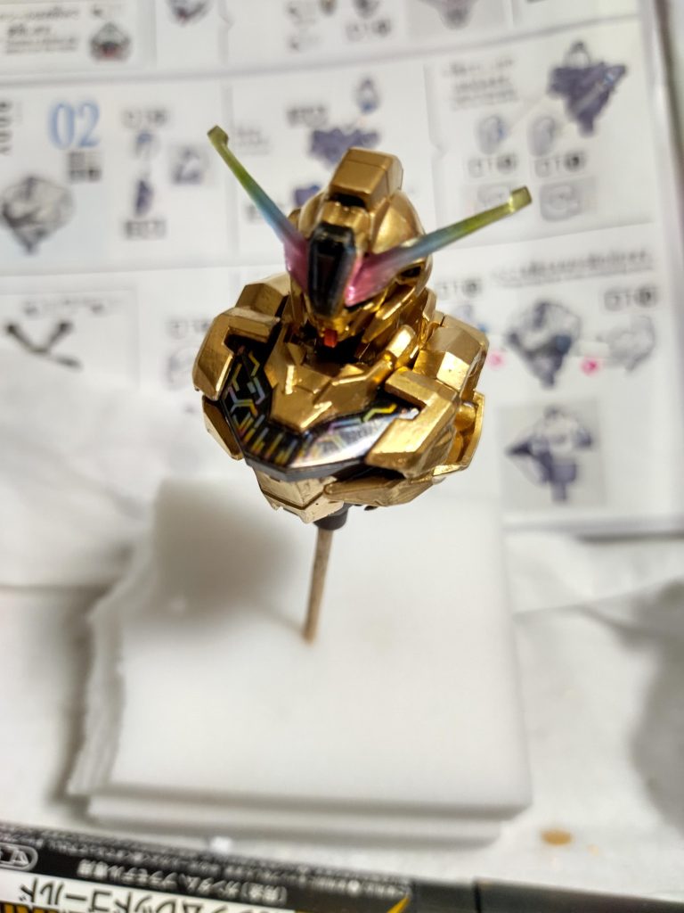 ゴールドマーカーを一つ一つ塗って、組み立てています。