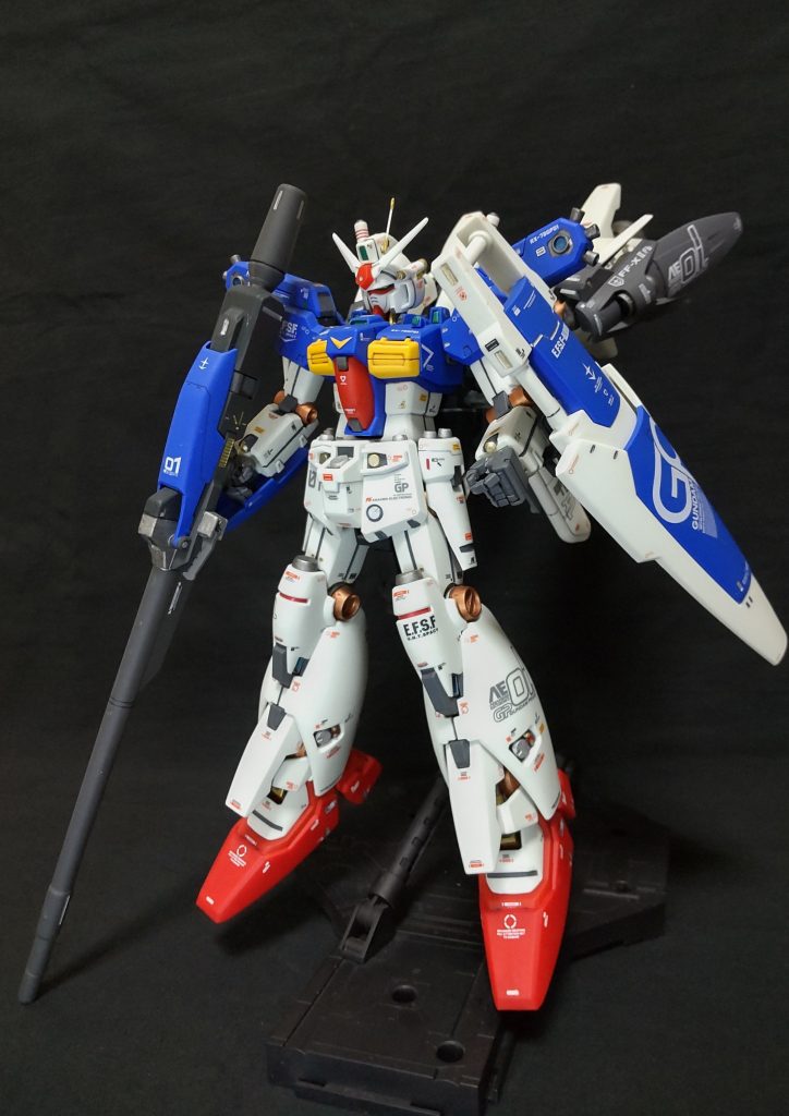 強襲仕様は、形状の違うロングビームライフルを装備、シールドも通常の物を使用。4号機の物より前にこのロングビームライフルが手に入ったので持たせてみると「意外と大きい、まっすぐ構えられない、思ってたの違う、けど使わないのはもったいない」と思い、別仕様の強襲仕様としました。ライフルとシールド替えただけ。