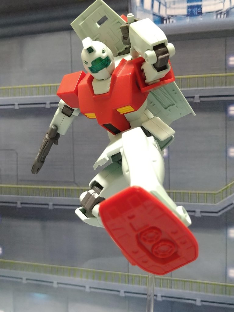 当初この段階で、投稿させて頂く予定でしたが（おやじさんに言っちゃった🤭）やっぱり塗装したくなってしまい予定より数日遅れる投稿となりました🤣おやじさんｽﾐﾏｾﾝ😭💦塗料の色は、〘クレオス〙さんの《ライトブルー》に《ホワイト》混ぜたのと《RX-78ﾚｯﾄﾞVer.ｱﾆﾒｶﾗｰ》に《レッド》混ぜた色を塗装しました！😅ｻﾞｯｸﾘｽｷﾞ…💦塗装後の写真も１枚欲しかったので最後の1枚の撮影…カッコイイ写真は撮れたのですがどうしても前作のジムのただの続きみたいで面白くない…😅今作は今作で何か違いが欲しい…困っていたのですが😓お世話になっております〘みずかトモカサ〙さんの作品を拝見させて頂き私、《ドキッ》としました！🤯…私にとって絶妙なタイミング…🥳でございます！私ももっと頭を柔らかくしないといけません…😅ジムには〘ビーム・スプレーガン〙と決めつけて撮影しておりました…😂本当に〘みずかトモカサ〙さんの柔軟さと遊び心とセンス…とても勉強になりそして羨ましく思います🥰…と言う事で私もジムにロングビームライフルを持たせる事にしました！ただこの発想…私…頭を柔らかくして考えた訳ではなく…🥺..〘みずかトモカサ〙さんの発想……😋……パクってしまいました！！🤣🤣🤣真に申し訳ございません🤣🤣🤣💦でもおかげで、投稿作品として、満足できる形になりました！😆　大感謝でございます！🤩本当にありがとうございます！🤗.…と言う事で急遽ライフル製作…😅[３０ＭＭ]カスタマイズウェポンズ(ガトリングユニット)を使い製作スコープが無かったのでスコープのみプラバン、プラパイプ、レジンで自作しました！😚