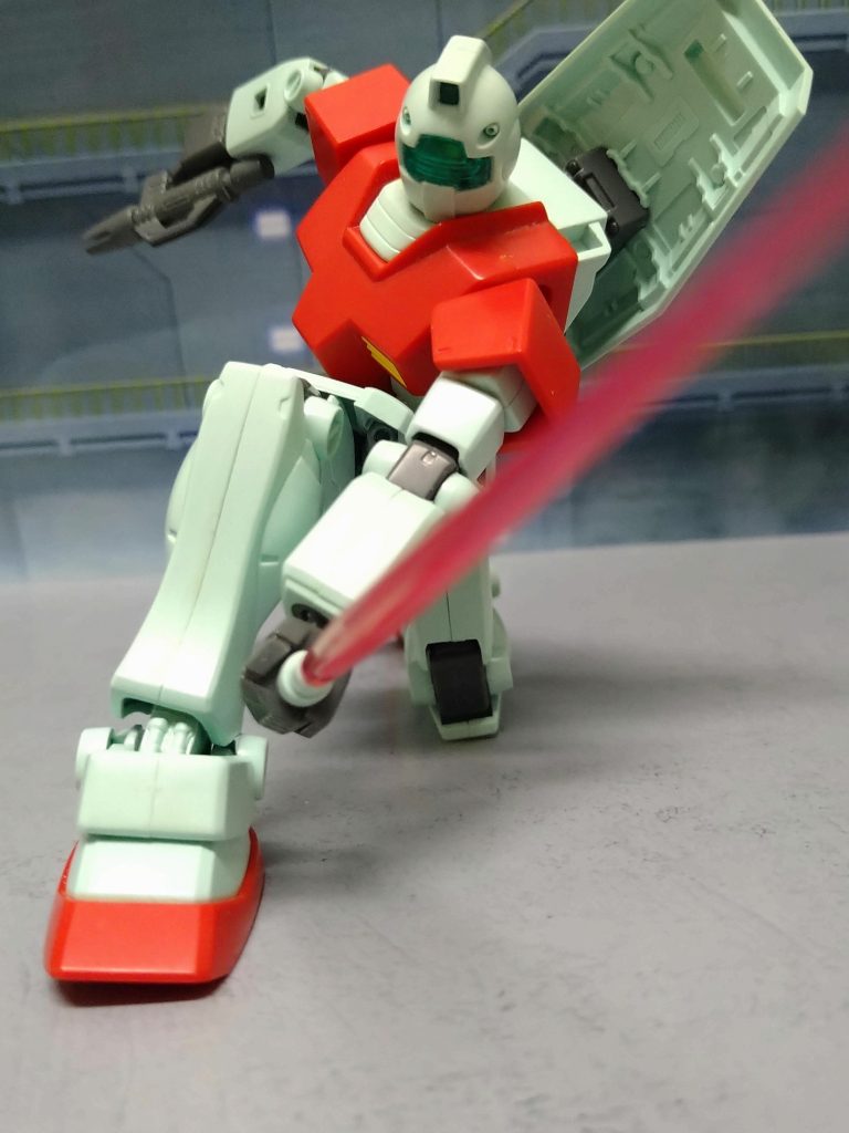 …私、ある程度〘設定〙を意識しての製作も楽しみの１つでございますのでセンス無いのですが妄想設定しました😅ジムスナイパーカスタムの持つ〘Ｒ4型ビームライフル〙につながる研究試作武器の試し打ち…データ収集の為、ジム１機、ボール２機を護衛に付けて比較的敵機の少ないエリアでの射的……🤔をイメージして撮影致しました！🤗....