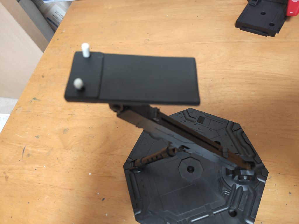 ランディングギアの取り付け穴をプロペラントタンクの接続に使っているのでランディングギアが付けれないので、アクションベースで飾れるように台座をプラ板で急ぎ作りました。