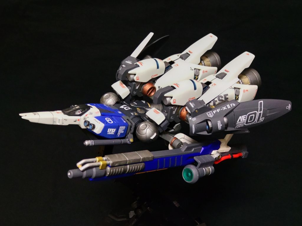 追加武装として、ロングライフルを装備可能。機体から直接のエネルギー供給が可能。ブースターがイカついので武装もイカつくしてみました。