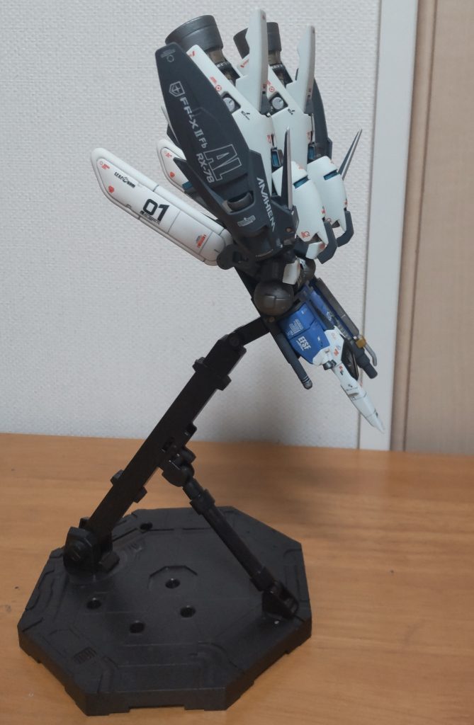 下半身との接続穴と接続できるようダボを付けたので傾けても大丈夫。急降下