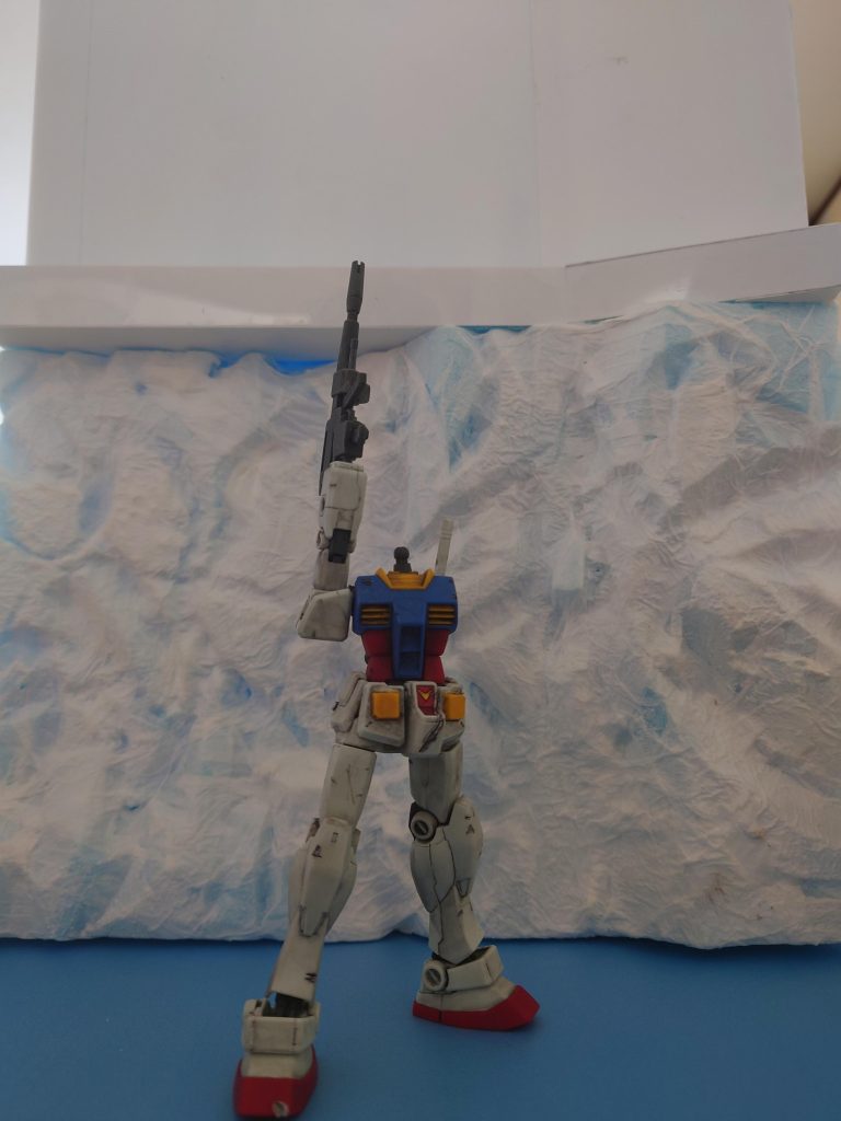 岩の上にプラバンを貼って、ガンダム立たせて全体の確認。