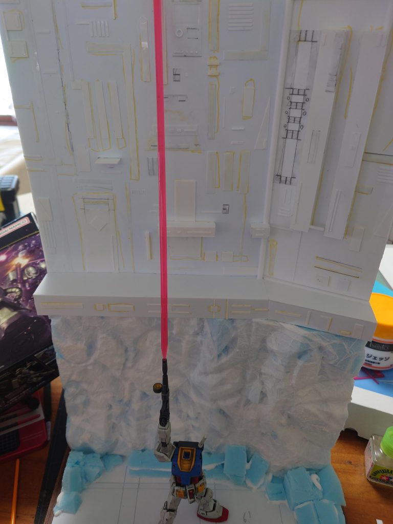 プラバンに色々と貼り付けて見た目重視に。この時点で床部分を取り付け。床部分にスタイロフォームの端材を集めて接着。なんか行けそうな雰囲気に。