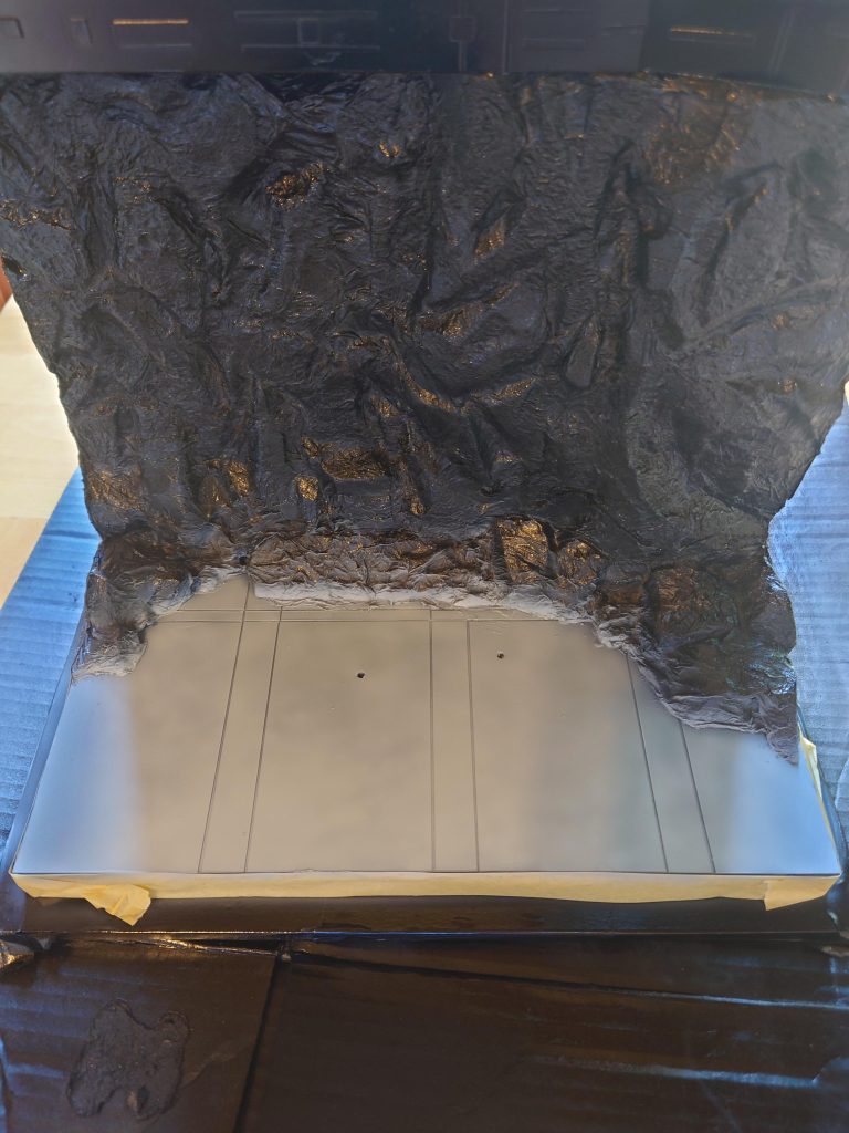 画像を撮り忘れましたが、全体を黒く塗装してからの明灰白色で床部分を塗装。薄いグレーで好みの床色になりました。