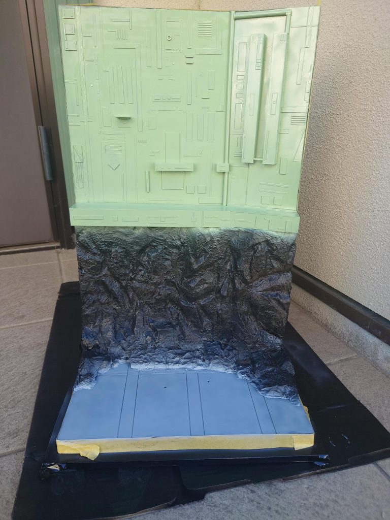 要塞部分はよもぎ色で塗装。後で汚す予定でいたので、明るめのよもぎ色を選んで正解でした。