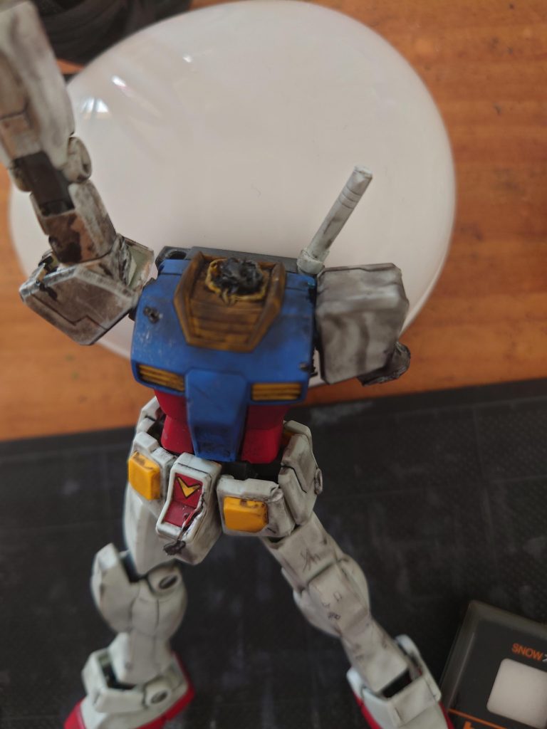 頭部と左腕はビームで破損しているので、ビームで溶けたような加工をしました。そこにタミヤにのウェザリングマスターのススを乗せてます。