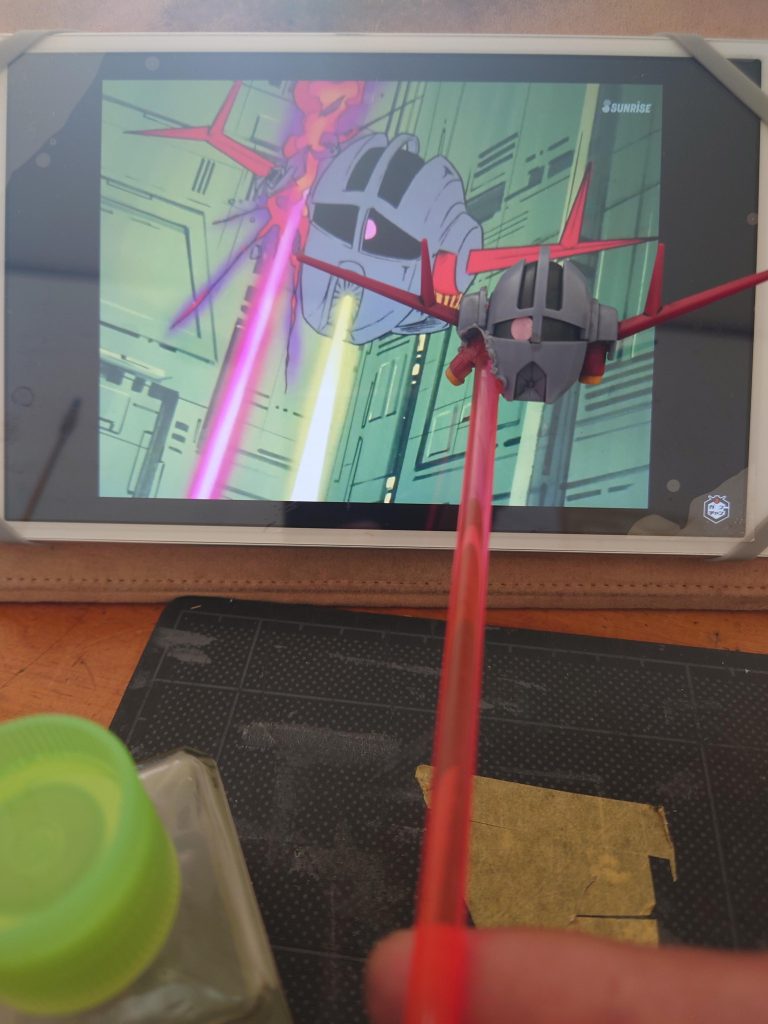 画像を見ながら角度を調整。ジオングの頭とプラ棒は接着剤を使わずにハンダゴテで溶かして溶接。ハンダゴテを使うことでジオングの顔をダメージ加工もできるので一石二鳥です。