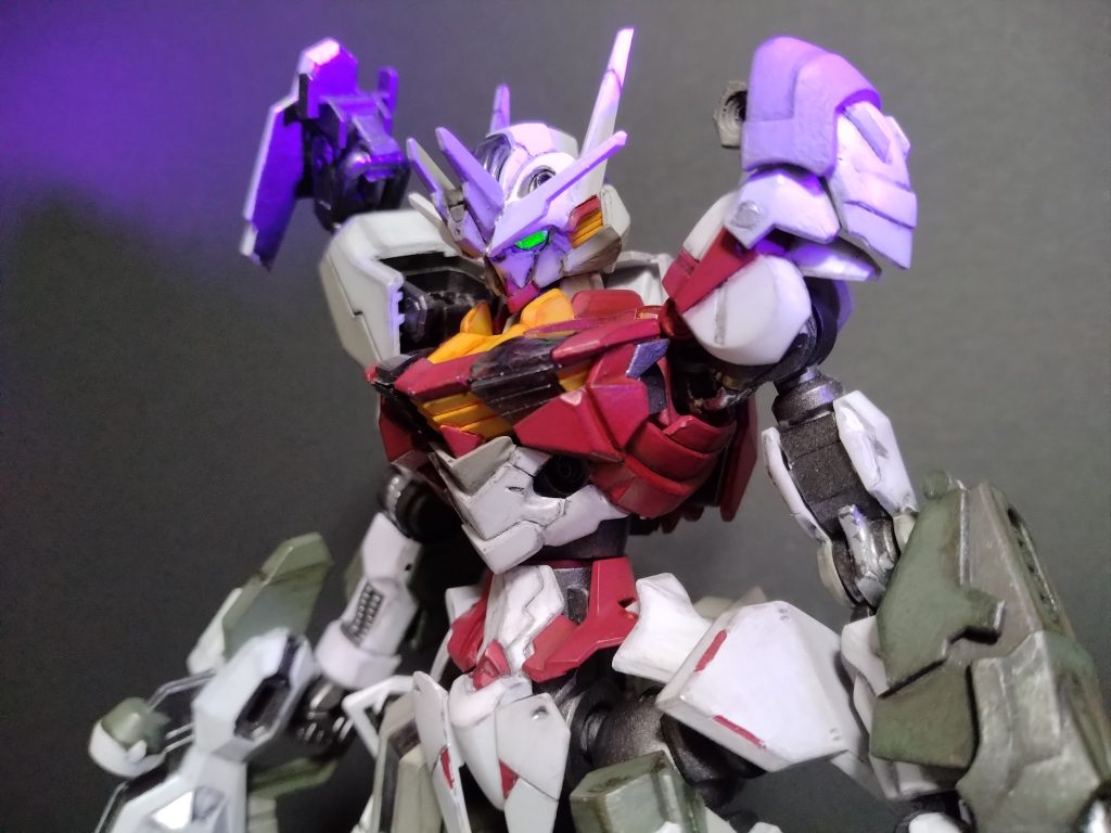 ツインアイはキットに付属しているホイルシールの上から蛍光塗料で塗装してブラックライトに反応して発光するようにしてます。