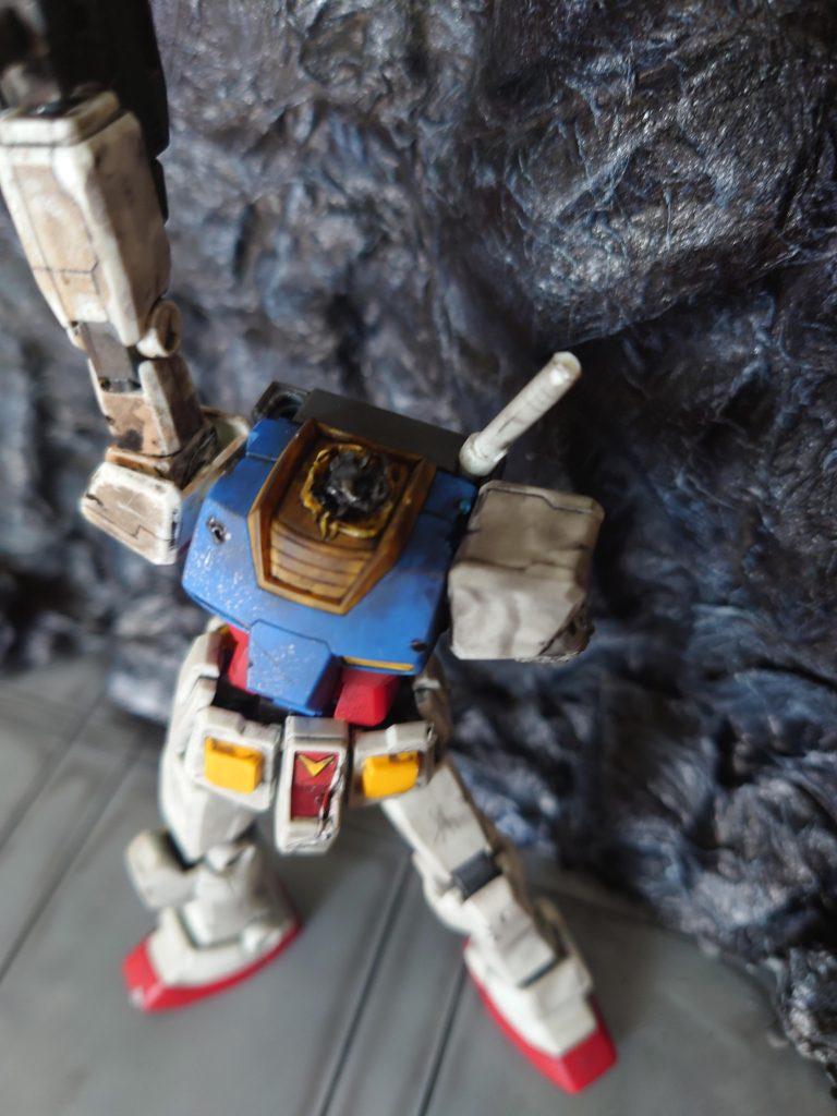 ジオングのビームで顔と左腕を破損させられてるので、破壊された部分はハンダゴテで溶かしてスス汚れを追加してます