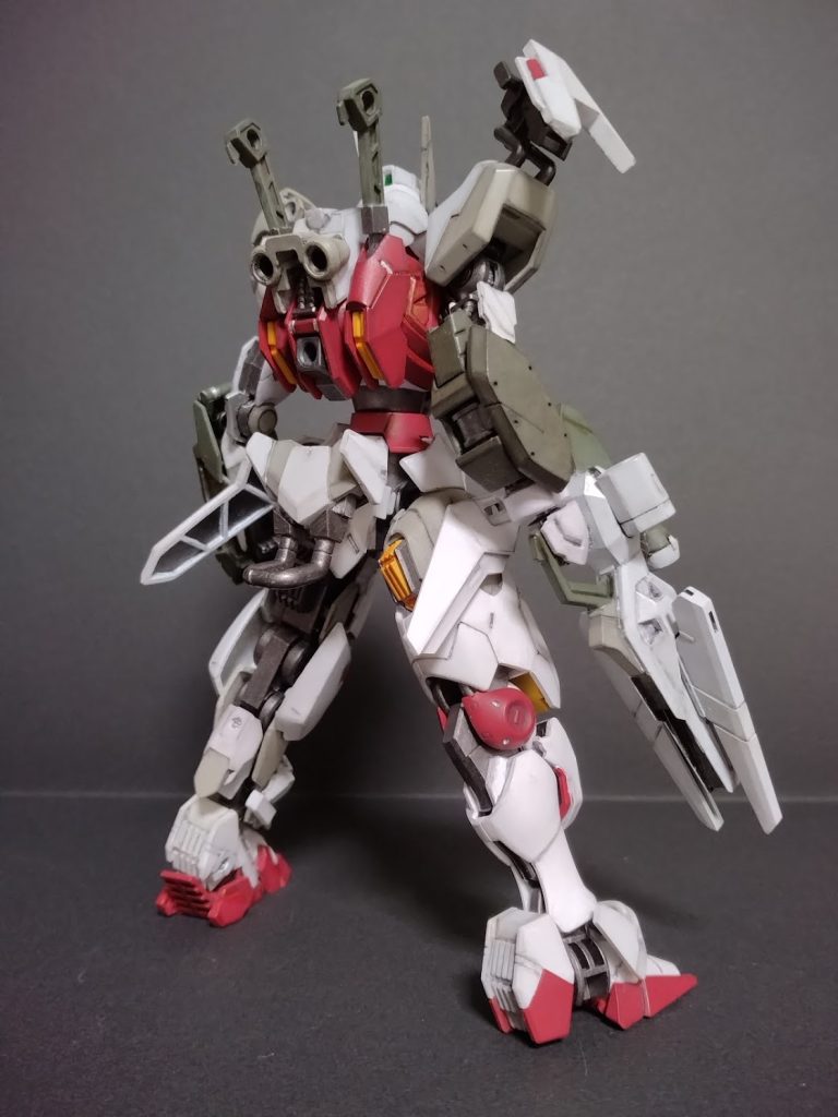 背面。正面と同様に適度にオリジナル部分を出しながらも使われてるエアリアルの形状が分かり易いようにしております。バックパックはクリアのシェルユニットを外して上に鉄血のアスタロトリナシメントの踵パーツを追加のバーニアに見立てて配置しました。サーベルはマーズフォーの物を使用。グリップに3mm穴があるのでバックパック以外の3mm凸軸などに広く取り付け出来るようにしてます。腰部にはダブルオーダイバーのサーベルラックにデミトレーナー足パーツを一部加工して機体の固定や牽引、その他装備携行用の多目的フックをつけてます。