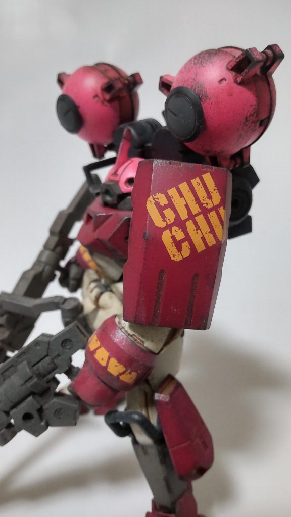 30MMの武器セットを拝借して簡単クッキング。塗装はガンプラマーカーエアブラシシステムでササッとやって、色々ウェザリングしてトップコートです。シールドの文字は…“チートハンティングユニット(Cheat Hunting Unit)”を2つ装着してる…って意味です。つまり、パイロットの名前と一緒なのは偶然の一致ですw