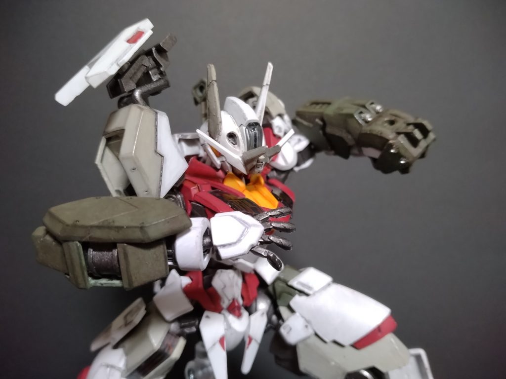 専用装備の籠手であるナックルガード。ベースをスターバーニングガンダム、上面にはイフリートナハトの余剰パーツとして出るイフリートの腕部バルカン砲と打突部分には30MMのアルト用近接OPアーマーを使用して製作しました。