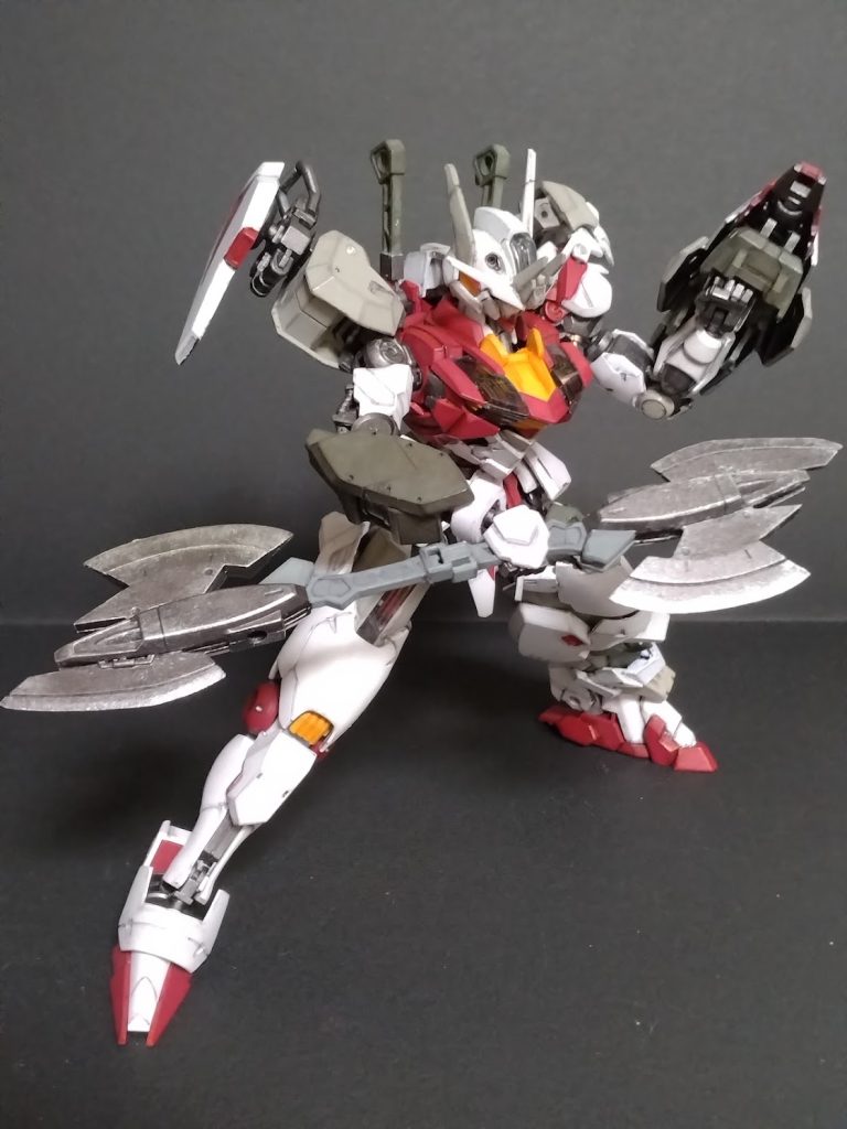 ショートアックスはマーズフォーガンダムのブレードを短く加工してそれに同じくマーズフォーのアックス先端の刃パーツを取り付けて製作。グリップ部分にはシナンジュスタインの余剰パーツとして出るビームトマホークのグリップを移植して繋げて双刃(アンビデクストラスフォーム)の状態にもなります。塗装に関しては外装、フレーム、武装等タミヤのアクリル塗料と水性ホビーカラーとアクリジョンを使っての筆塗りで行いました。