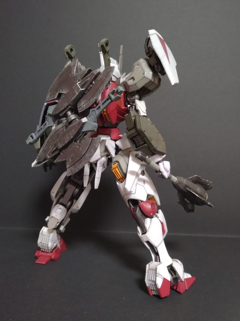 背面。変更点としましてアシンメトリー側腕部の肩部装甲変更と3mmジョイント内蔵型の小型シールドの追加。籠手のナックルガード上面にワイヤーアンカー内蔵式の複合装甲シールドの追加。ショートアックスの追加。打撃近接格闘能力強化用に専用のショートメイスの追加となっております。