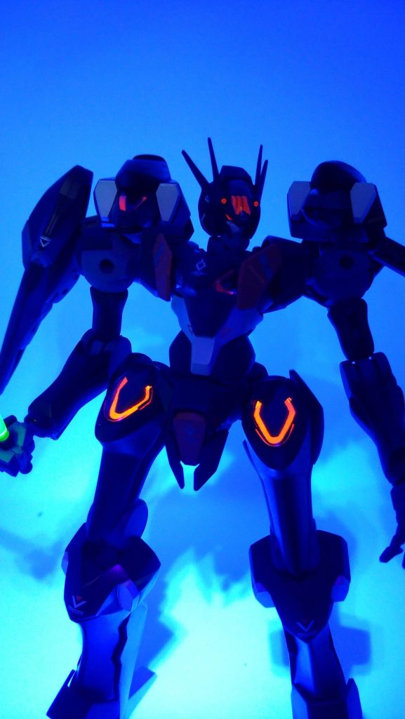 付属のシールに蛍光レッドを吹いて光るようにしました。