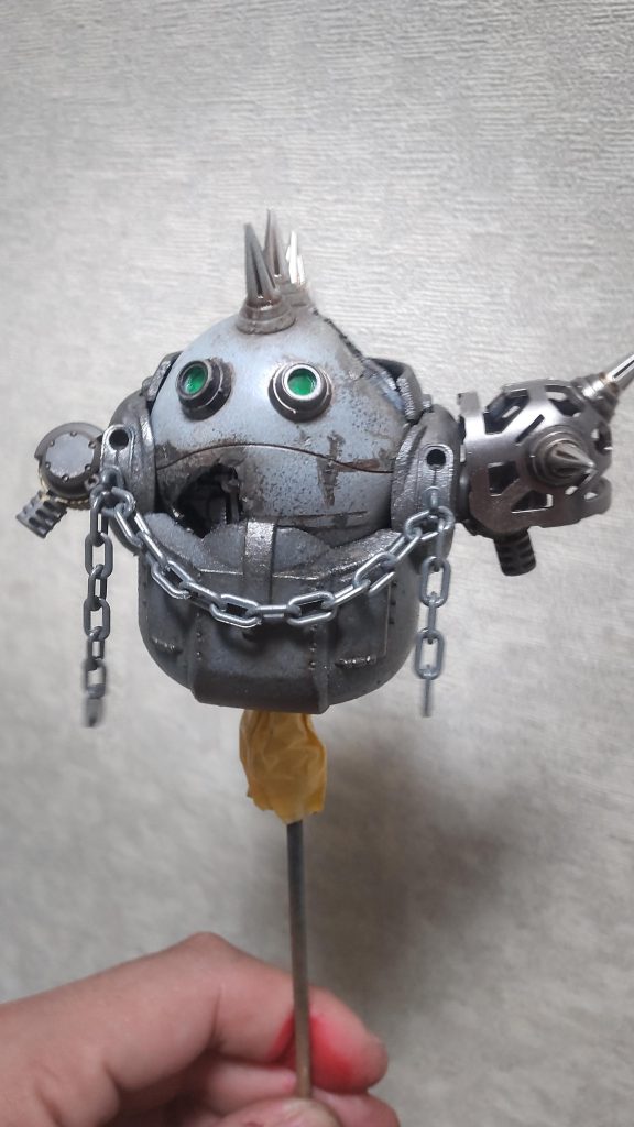 鎖のバランスチェック中。ちなみに、今回は実験がてら基本塗装を全てガンプラマーカーのエアブラシシステムを使って塗装してます。細かい塗分けも当然ガンプラマーカー。ウェザリングやチッピングは普段通りチマチマと。