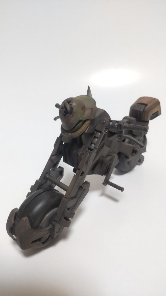 チャームポイントはフロントにぶっ刺したザク2改の頭www!それ以外の余計なモノは取っ払ってHGBCマシンライダーのハンドルとかくっつけて角度調整して完成!後はひたすらウェザリングをキメてみました!