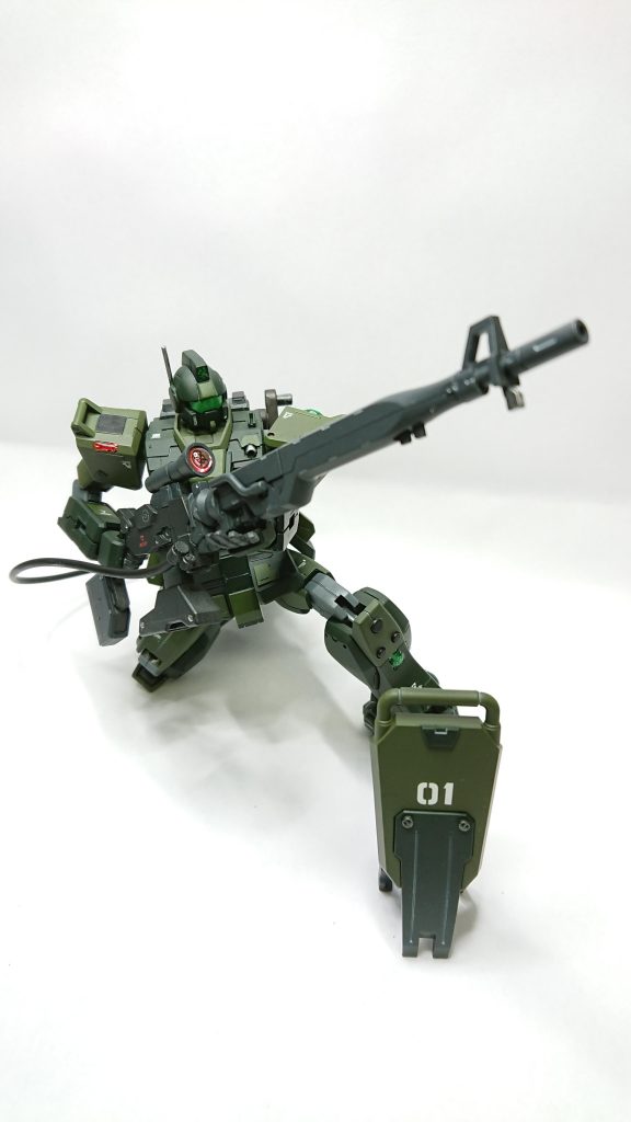 スナイパーライフルは少しメタリックを追加し武器感をUP。ジムスナイパーはこのポーズが一番カッコいい気がする。