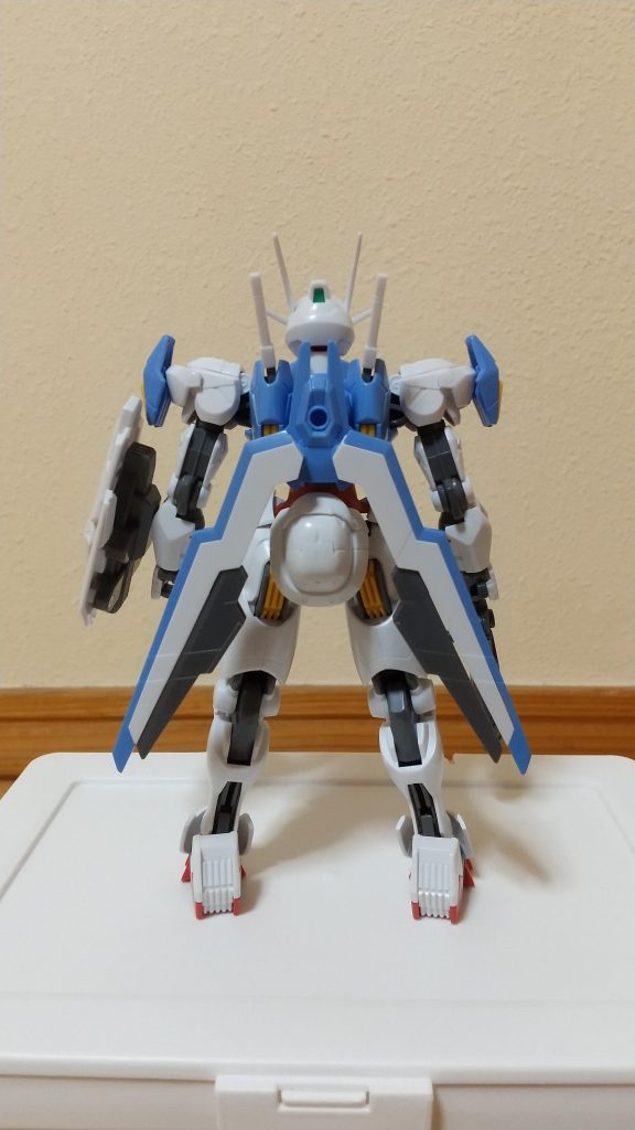 腰に同じくバンダイの30MMポルタノヴァのヘッドを脱出ポッドとして取り付けたので、本来腰に付ける筈のガンビットをバックパックに付けてます。