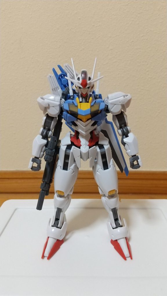 元のビームライフルより細身なので、手元をフリーにしたり、ビームサーベルを持つ時には太ももの3mm穴に取り付けます。(ライフルが大きいので少し邪魔かも)