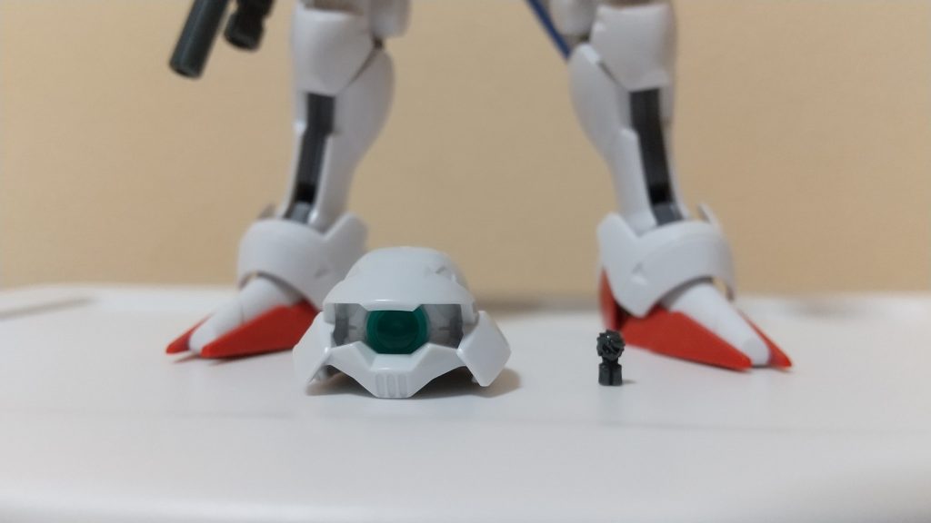 ポルタノヴァの頭を良く見ると、顔の奥ににモールドがあり、モノアイ部分も含めて地球連邦軍のボールに似てる気がします。本来、地球連邦軍のボールはジムに近い位の大きさですが、ポルタノヴァの頭はひと一人分が十分入れる位に大きいので、脱出ポッドとしての機能を持たせることが出来るのかなと。原作好きの方には申し訳ないですが、パイロットは男の子にしてます。