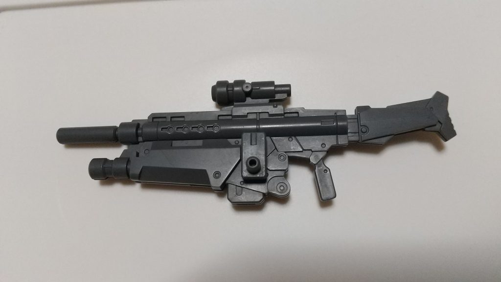 ライフルの3mm穴に30MMポルタノヴァ用のオプションシールドに付いているジョイントを取り付けました。アサルトライフルについて調べたところ、戦時中にマシンガンとライフルの良いとこ取りをした銃として開発された経緯があるらしいので、実戦仕様として相応しい武器です。