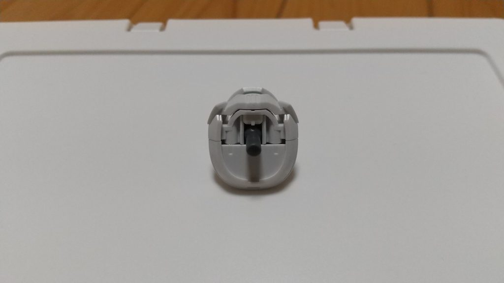 同じバンダイから出てるので、30MMの物はほぼ無改造でガンプラに取り付け出来ますが、唯一ポルタノヴァヘッドを取り付ける頭部用のジョイントだけは3mm穴にストッパー的な部分があるので、その部分だけを削り、腰の3mm穴に深くまで入る様にしました。