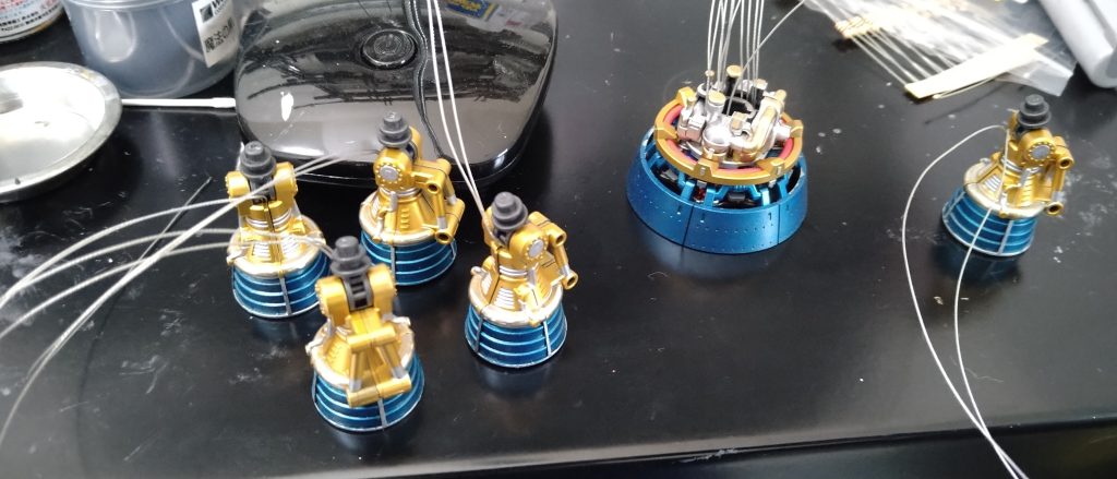 背景ゴチャゴチャですみません。電飾したバーニア達です。導線を仕込むのが大変でした。