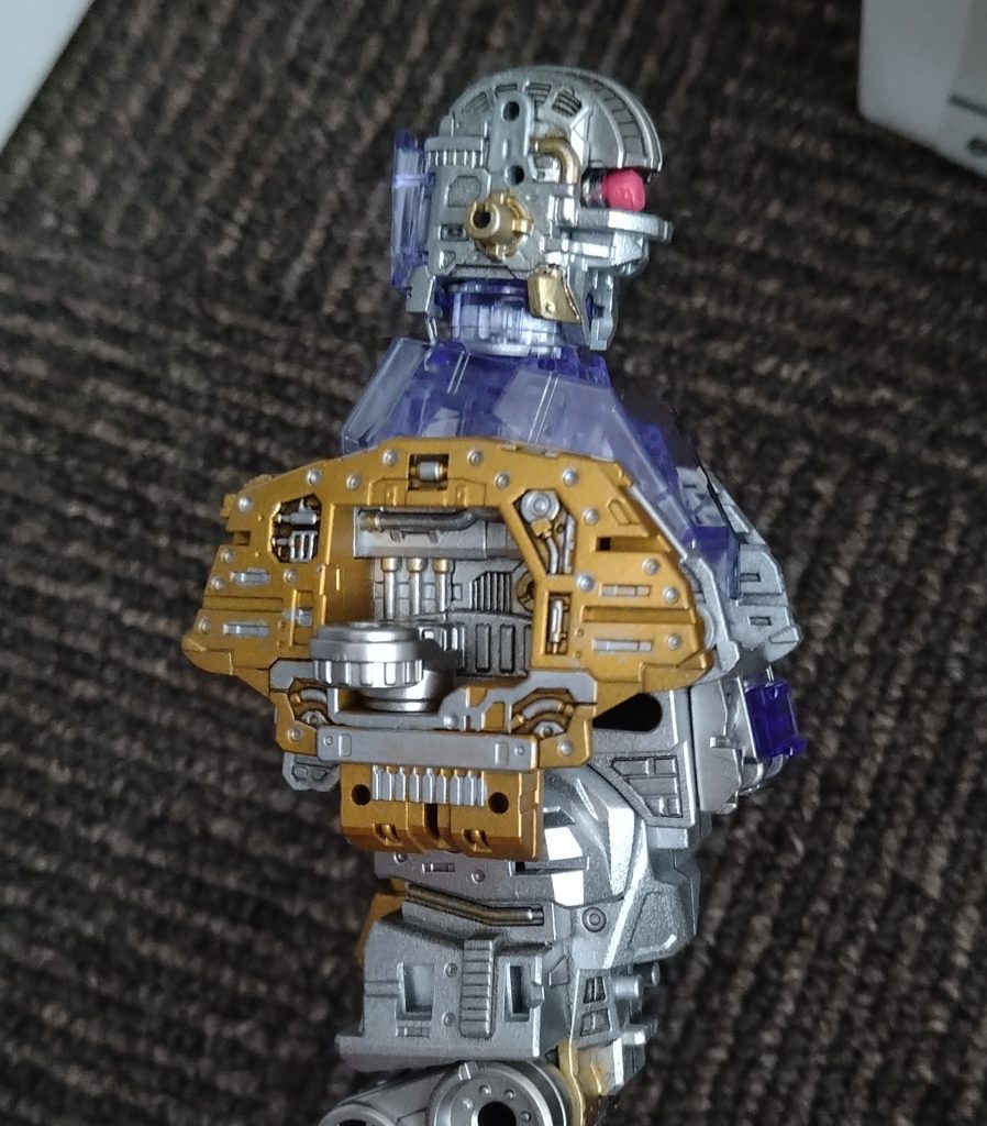 組み立てるとあまり見えないメカパーツです。基本シルバーで塗装してますが一部適当に選んだパーツはゴールドにしています。上からエナメル塗料を筆塗りして情報量を増してます。改造無しでもここまで情報量があるのは流石RGです。