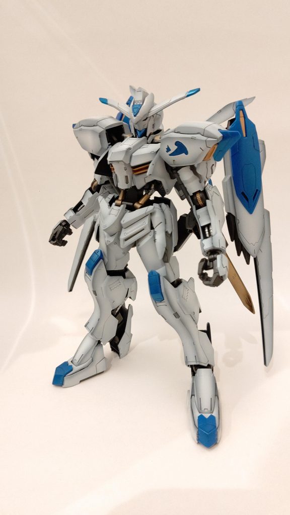 メインのホワイトは黒下地のグラデーション塗装してます。キットを買ったのは4年前で全塗装完成は去年と、かなり全塗装完成までに間が空きました。