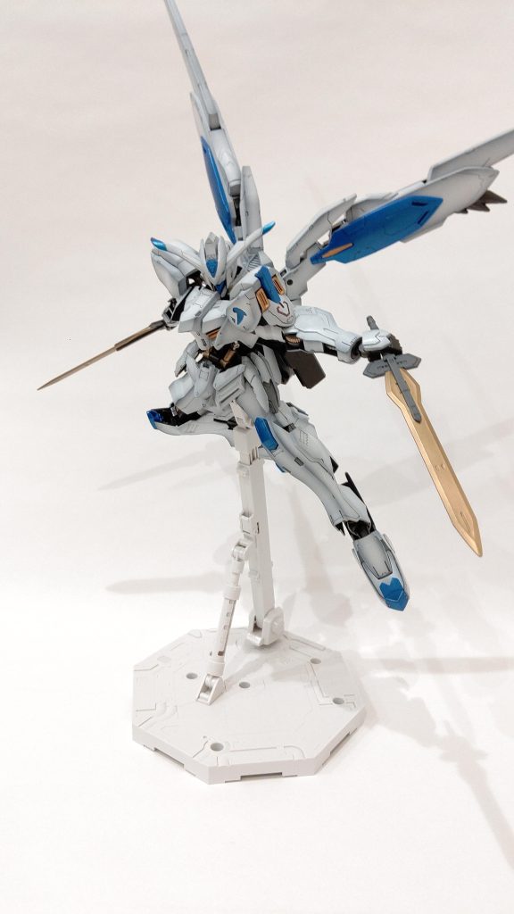 ポージングを何枚か。フルメカニクスの方はHGと比べて個人的にお顔がシャープでイケメンフェイスになっているように思うので気に入っているのですが、HGに劣っている点が1つだけ。バエルソードが短いんですよねえ。