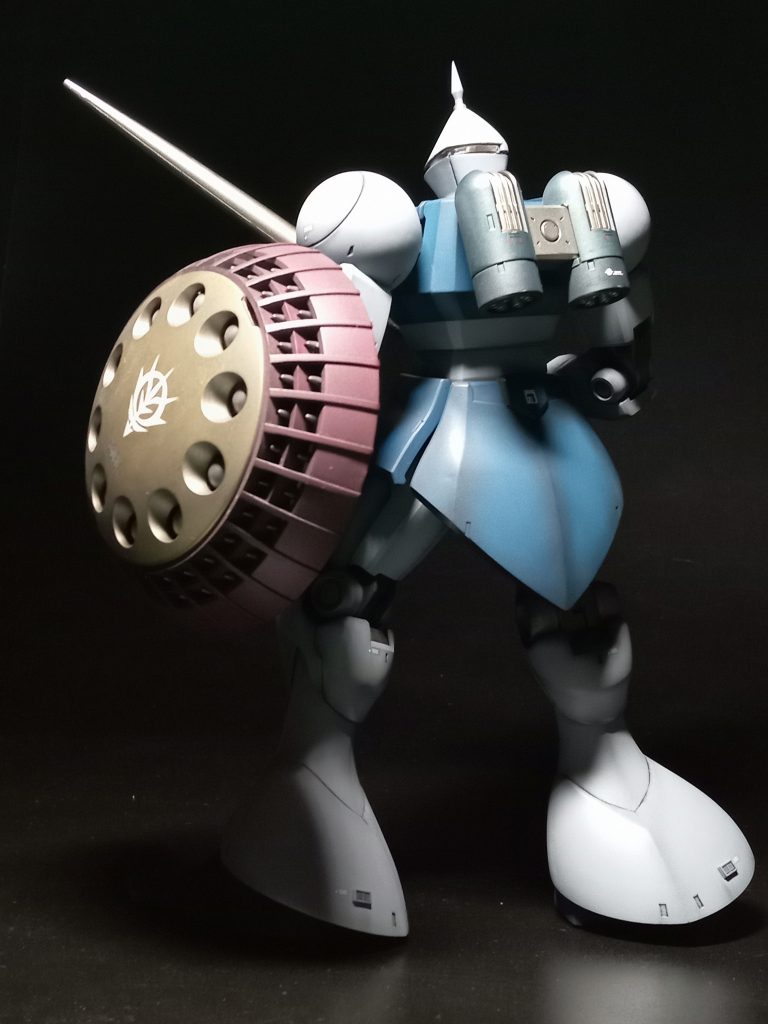 ただこのギャン、盾がめちゃくちゃ重く、しかも足が細いため、ポージングによっては直に倒れてしまうので、あまり派手なポージングはできませんね。