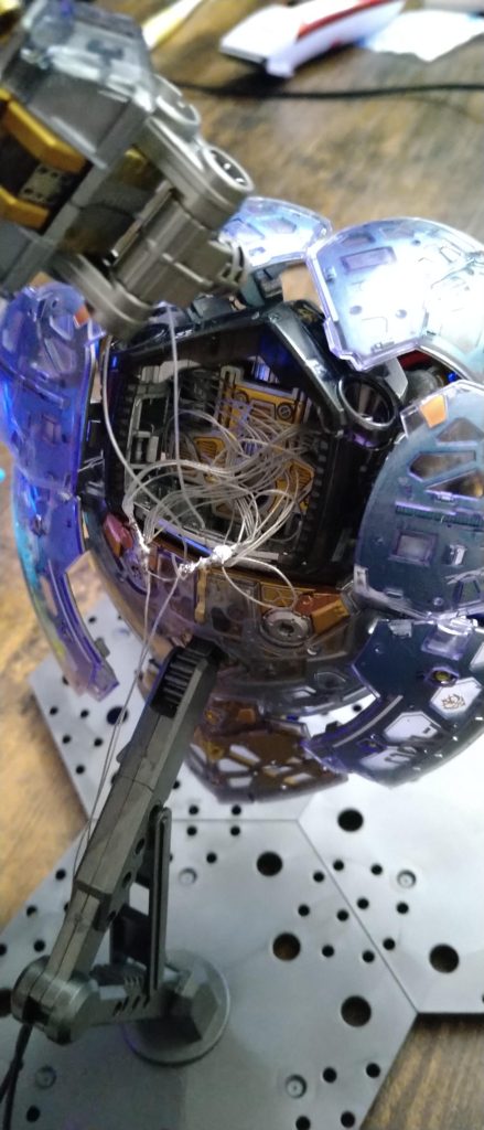 バーニアからの導線34本とモノアイの導線2本を束ねてはんだ付けしています。（素人工作です）PCのLED端子は5V出力、LEDの定格は3Vなので、抵抗を噛ませて電圧調整しています。PCファン用の延長ケーブルを用意して接続しています。最後まで見て頂きありがとうございました！