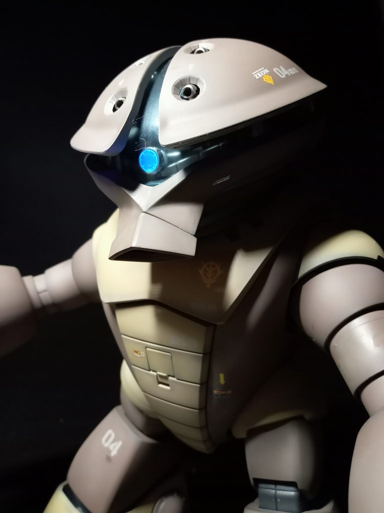 結論的には狙いはハズレたかも…ですね（笑）元々、ゴッグやアッガイ等、体型がずんぐりむっくりなので、どうしても可愛く見えてしまいます。ブルーアイズにしたら、少しは無気味さが演出できるかとおもいましたが、あまり効果は無かったかも知れません。