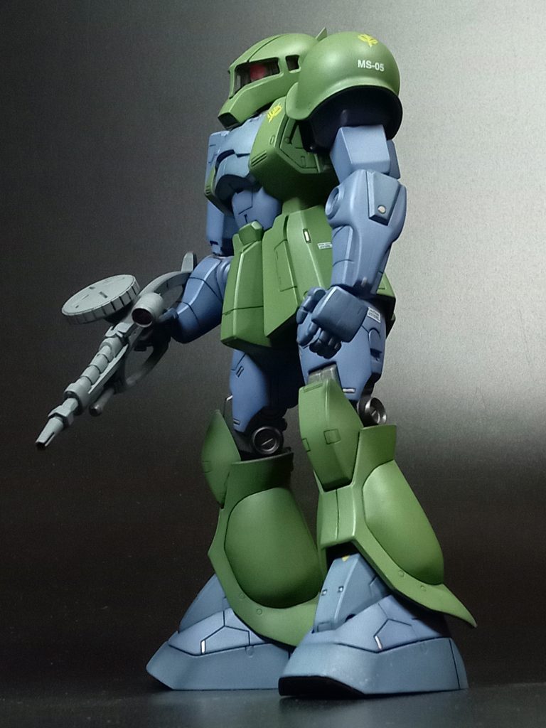 また合わせ目も多数ありましたが、真っ二つに割れている頭部はそのまま組み上げています。もちろん後はめ加工も検討しましたが、モノアイを動かすギアが妙に固く、たまに動かしているとギアが外れたりします。そこでメンテナンスを考え分解する事を想定して後はめ加工は断熱しました。もしかしたら、もっと良い加工方法があったかも知れません（笑）