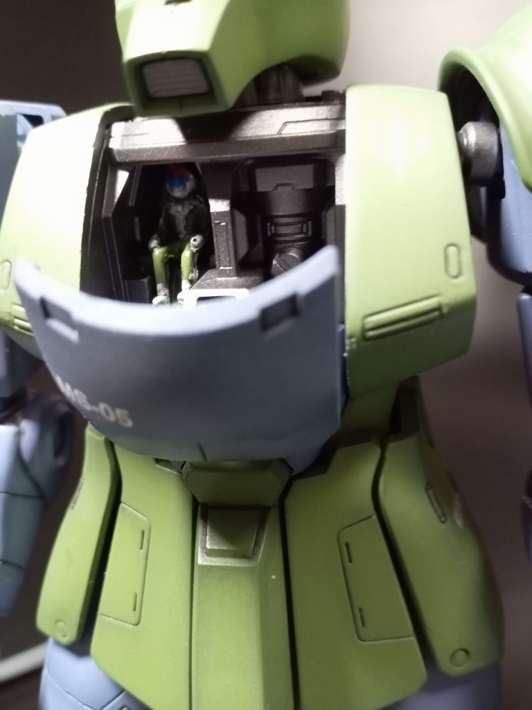 皆さんはフィギュアは塗る派ですか？それともスルーする派でしょうか？私は面倒くさがりですが、塗らないとなんとなく気持ち悪いので仕方なくですが、これまでのMG全てのフィギュアは塗装してきました。中には4体も入ったキットもあり、大変な事もありましたけど（笑）