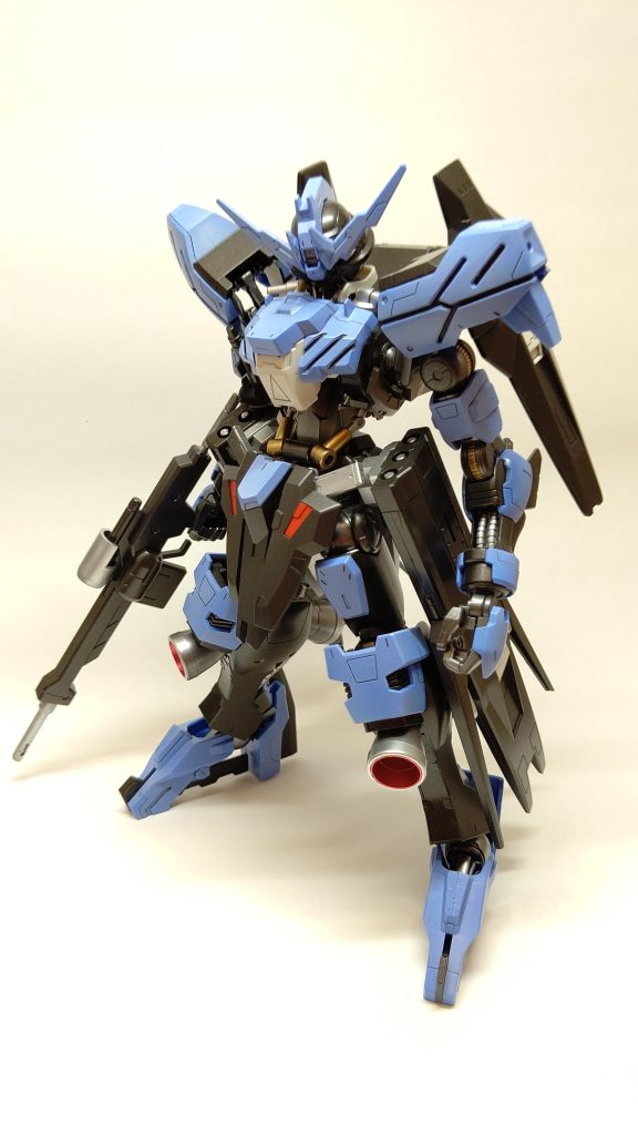 「サフなんてめんどくせえ!」とサフの重要さを知らずに成型色の上からそのまま色塗りをしていた頃なので、全体的にプラスチック感が残った仕上がりになってしまっています。リベンジしたいんですが、HGを含めてオルフェンズのキットは今なかなか手に入らず・・・MGで出してくれませんかねバンダイさん?