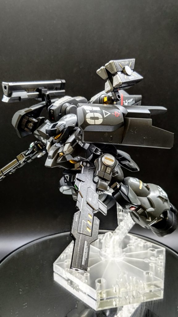 はいはい飛行は横から見てもかっこいいですよね。横からのアングルですとアーマード・コアのホワイトグリントがとても印象深くうんぬんかんぬん笑デカールはハイキューパーツさんのホワイトとナンバーデカール、シールドやフライトユニットの赤いデカールは水星の魔女汎用2のティックバラン用の物です。