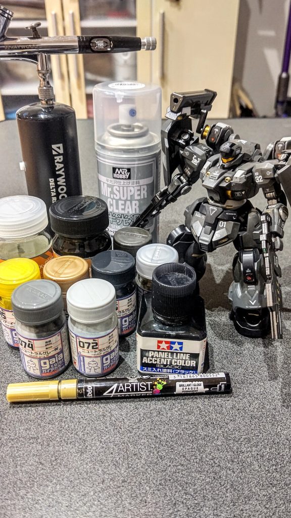 灰:ニュートラルグレーⅣ濃灰:ニュートラルグレーⅤ薄灰:ニュートラルグレーⅡ銀:EXブラック→スターブライトシルバー金:EXブラック→スターブライトゴールド→クリアイエロー関節、武装:スターブライトアイアン部分塗装に4アーティストマーカーゴールドとガンダムマーカーのロイヤルメタレッドです。光沢トップコートはEXクリアー半光沢トップコートは天候と時間がちょっと作れなかったのでスプレーでささっと行いました
