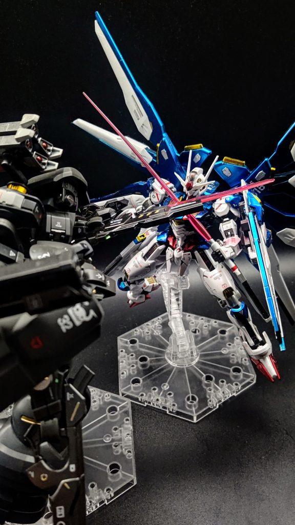 初めて二体で撮影したんですがこのアングルではエアリアルの写真ですね😓構図とかアングルとかめちゃくちゃ難しいですね!ストップモーションアニメとか撮る人本当に凄いです!尊敬!せっかくなのでミサイルハッチ開けました笑