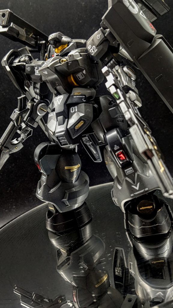 飛行をバックでと思ったんですがさすがにさすがなので下からの写真をセンサー類は赤と緑のラピーテープを使用しました。何度も確認したつもりなんですが、今回部分塗装の消し忘れが何ヵ所かありまして写真を撮って気付きました。今はキレイに消してあります!本当に申し訳ありません!!