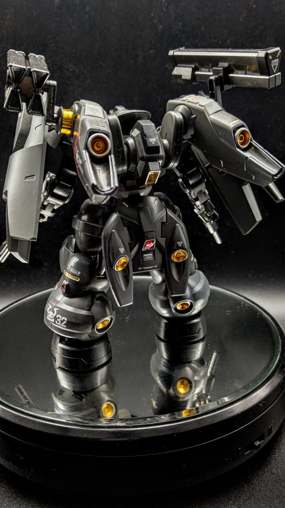 今回はバーニア内部をゴールドに塗り分けました。ジオン系や敵のMSは背中がいいですねーバックがお気に入りでございます。フライトユニットと武装を繋いでいる金の部分は別に出さなくてもいいんですが、かっこいいのでなんとなく出しております。皆さん知ってると思いますが、フライトユニットの装着は無改造で可能です。ザウォートの武装は要らないランナーを切ってフライトユニットの側面の金部分に差し込めばOKなのでとても簡単です。全て3mm穴にしてくれてるBANDAIさん本当にありがとうございます!!